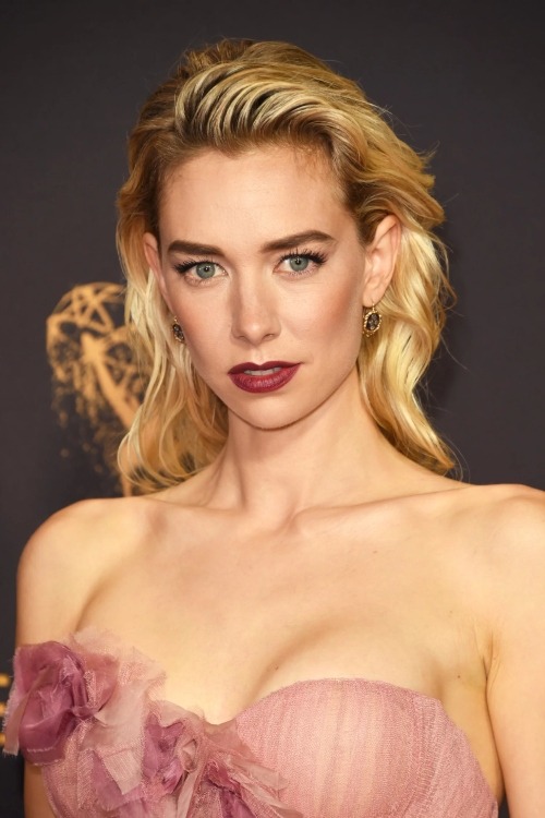 Pesona Kecantikan Vanessa Kirby