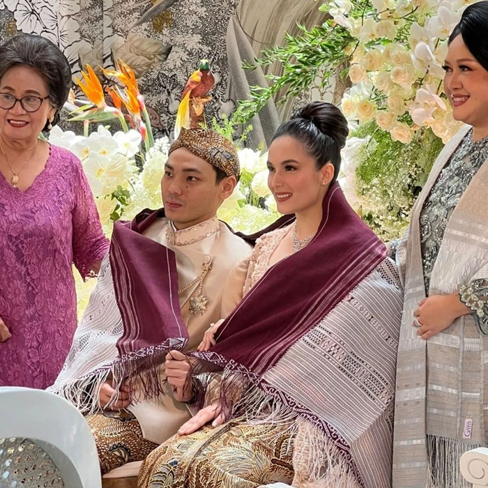 5-potret-acara-lamaran-chelsea-islan-dan-rob-clinton-kardinal