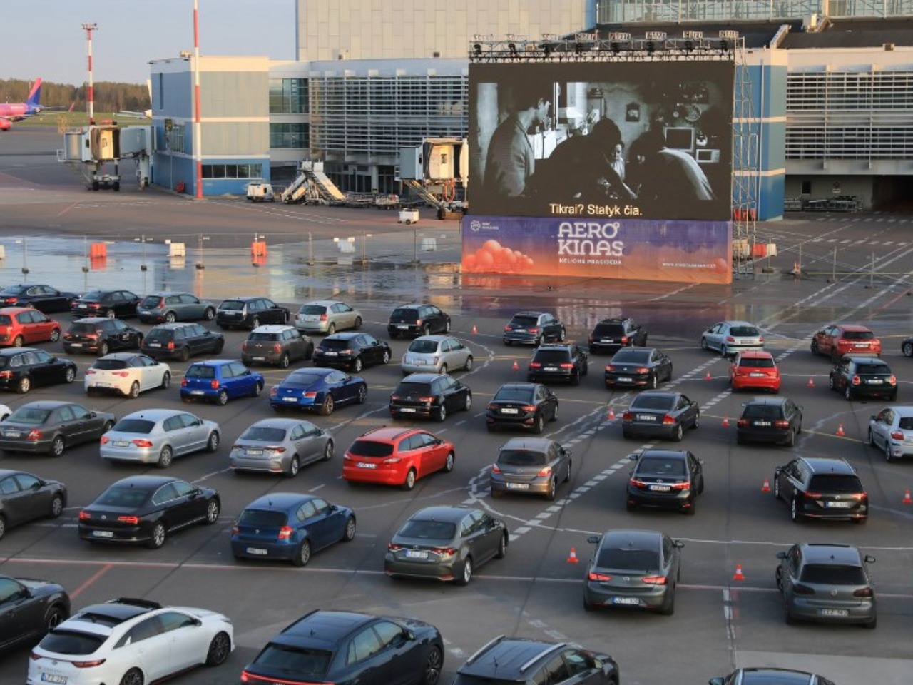 Drivein Cinema, Konsep Menonton Film dari Dalam Mobil yang Segera