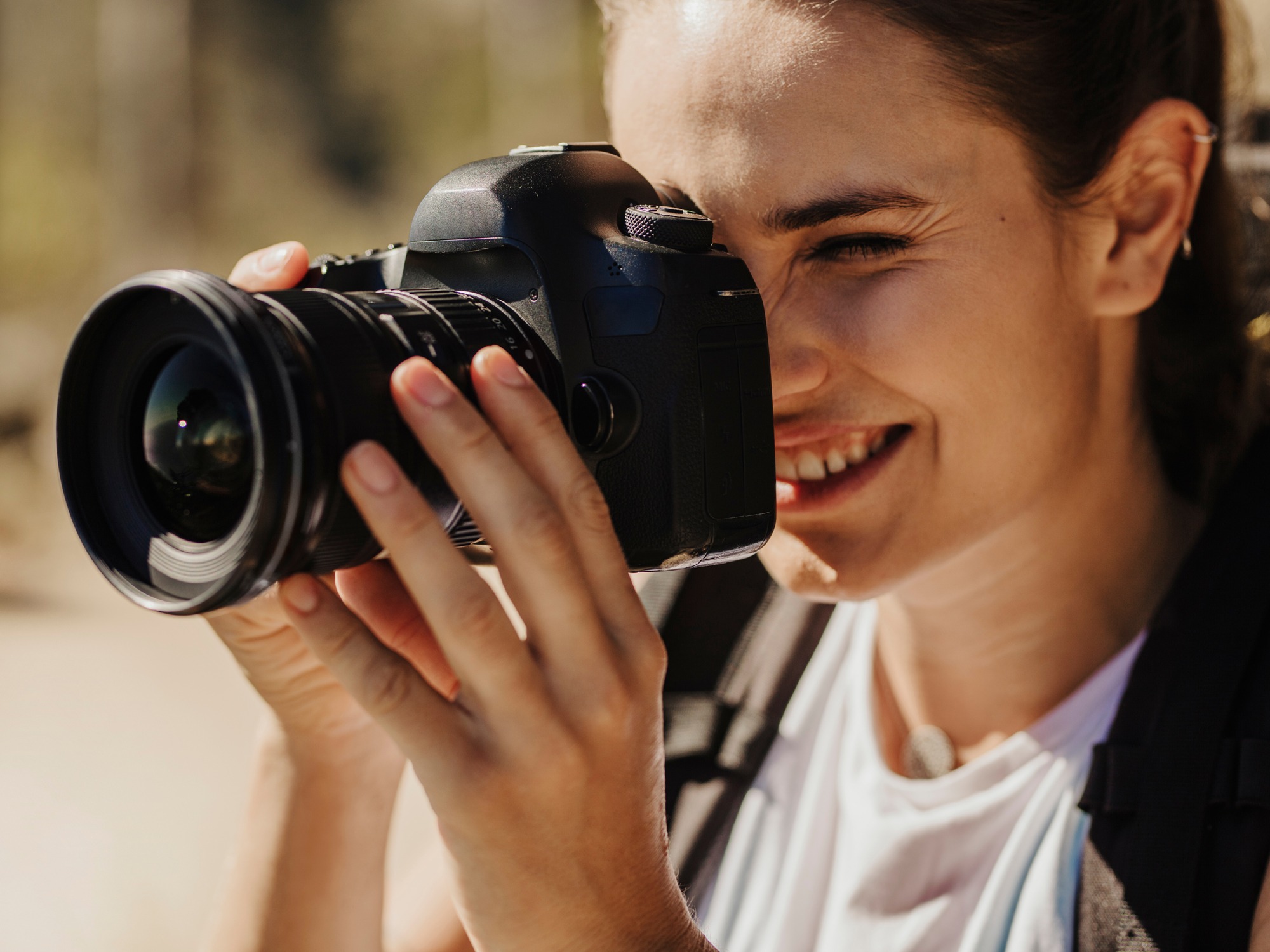 Как получить камера вумен. Женщина с камерой. Женщина фотографирует. Как получить камера вумен. Профессиональный фотограф девушка.