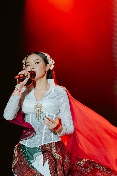 inspirasi-batik-dan-kebaya-ala-yura-yunita