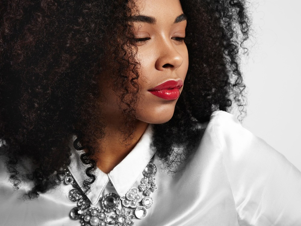 warna-lipstik-merah-yang-sesuai-skin-tone