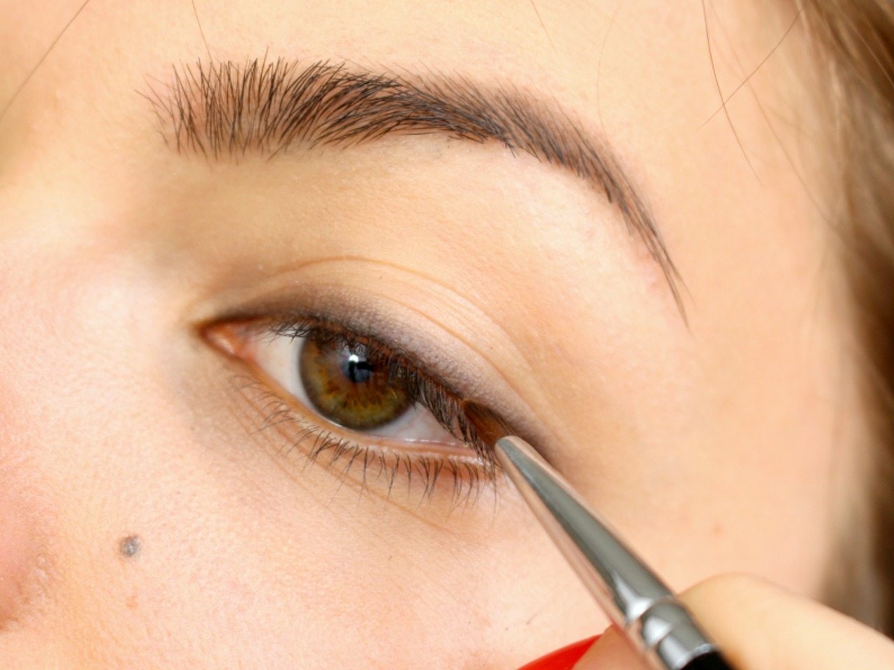 Yuk, Catat! Ini Tips Anti Gagal untuk Membuat Eyeliner dengan Produk