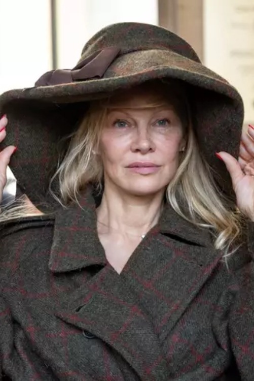 Potret Pamela Anderson yang Tampil Glowing Tanpa Makeup