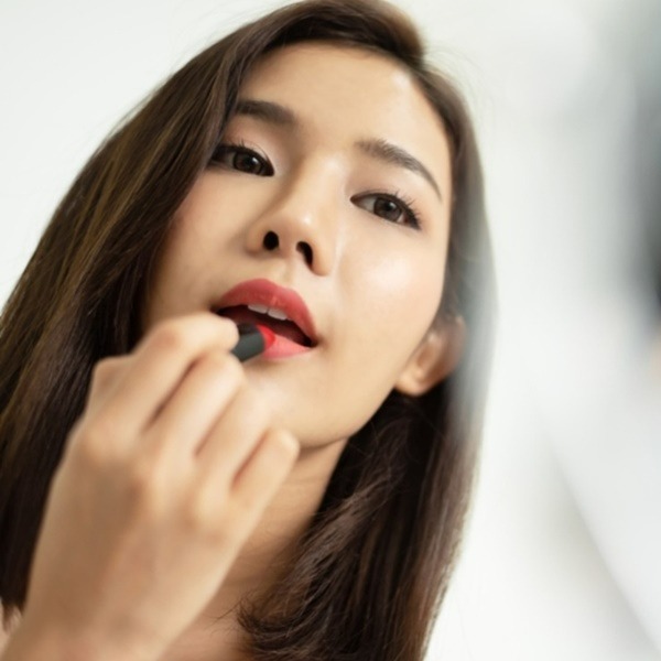 tips-memakai-lipstik-merah-untuk-makeup-natural
