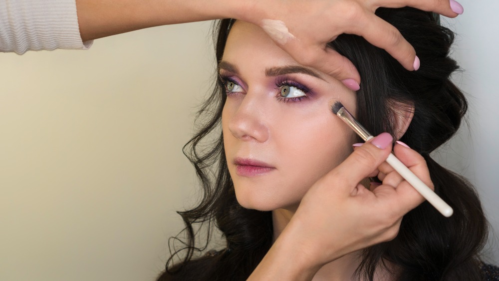 Mana yang Lebih Dulu Diaplikasikan, Foundation atau Concealer? Ini Kata