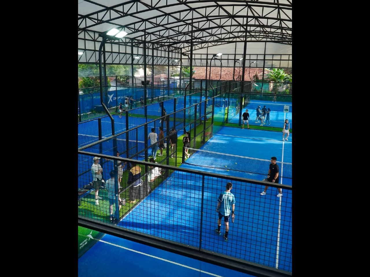 Pengunjung IIMS 2026 bermain padel di area Sportainment