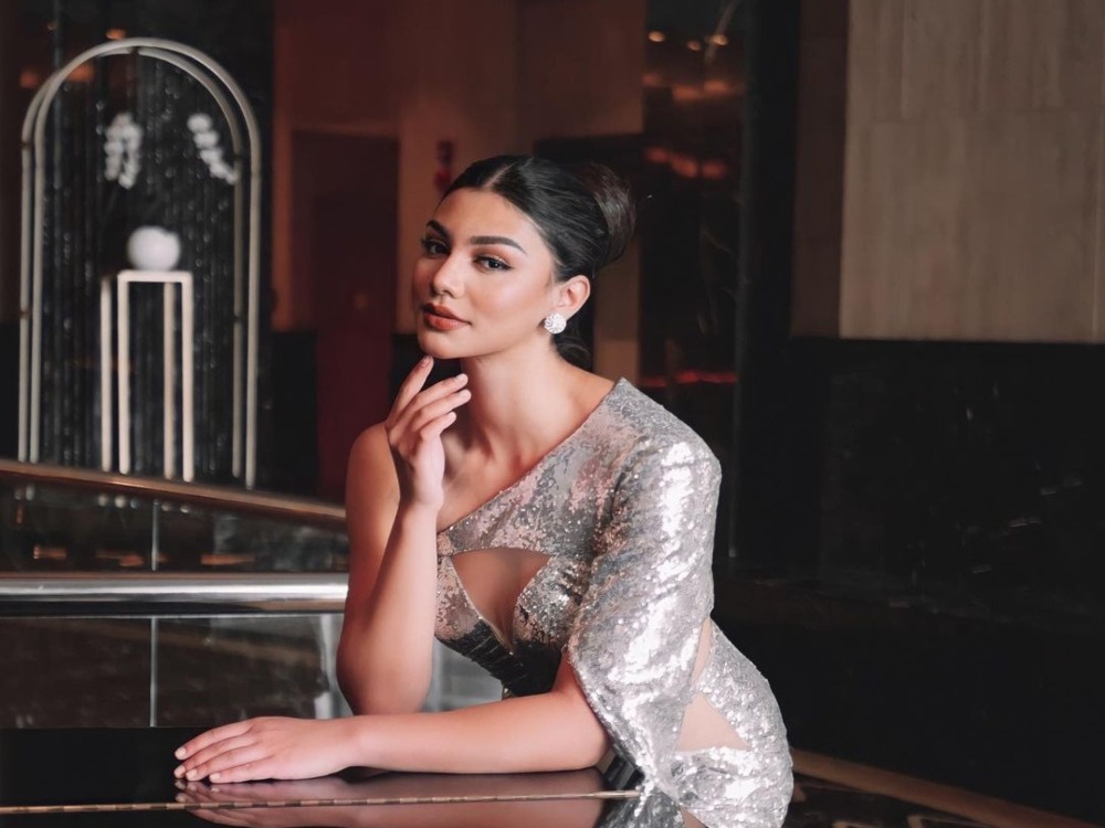 Omma oldida arman pornosini tomosha qiling