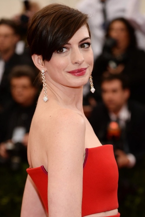 Transformasi Penampilan Anne Hathaway