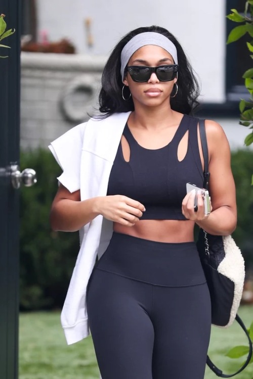 Ngetren Lagi, Ini Dia Penampilan Seleb dengan Headband ala Tahun 90-an