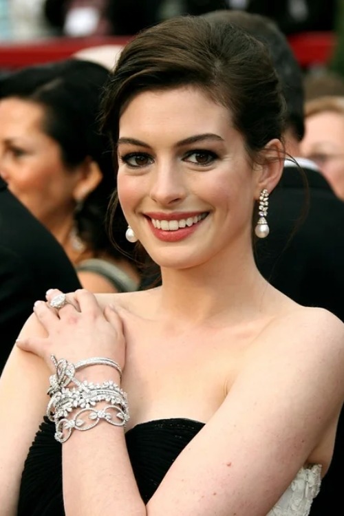 Transformasi Penampilan Anne Hathaway