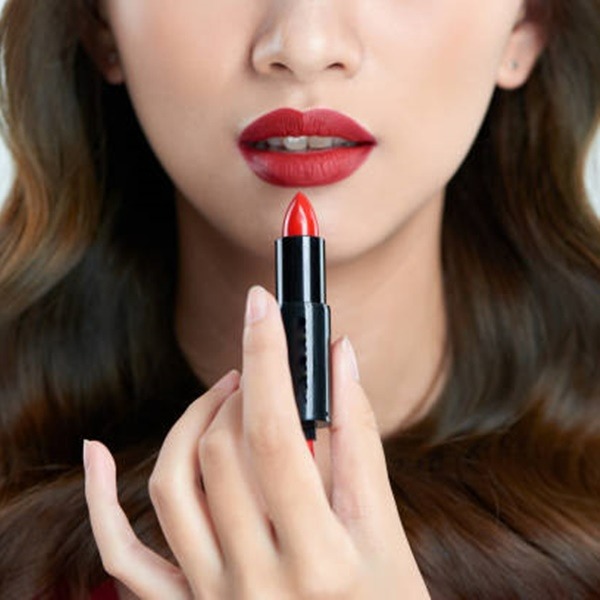 tips-memakai-lipstik-merah-untuk-makeup-natural