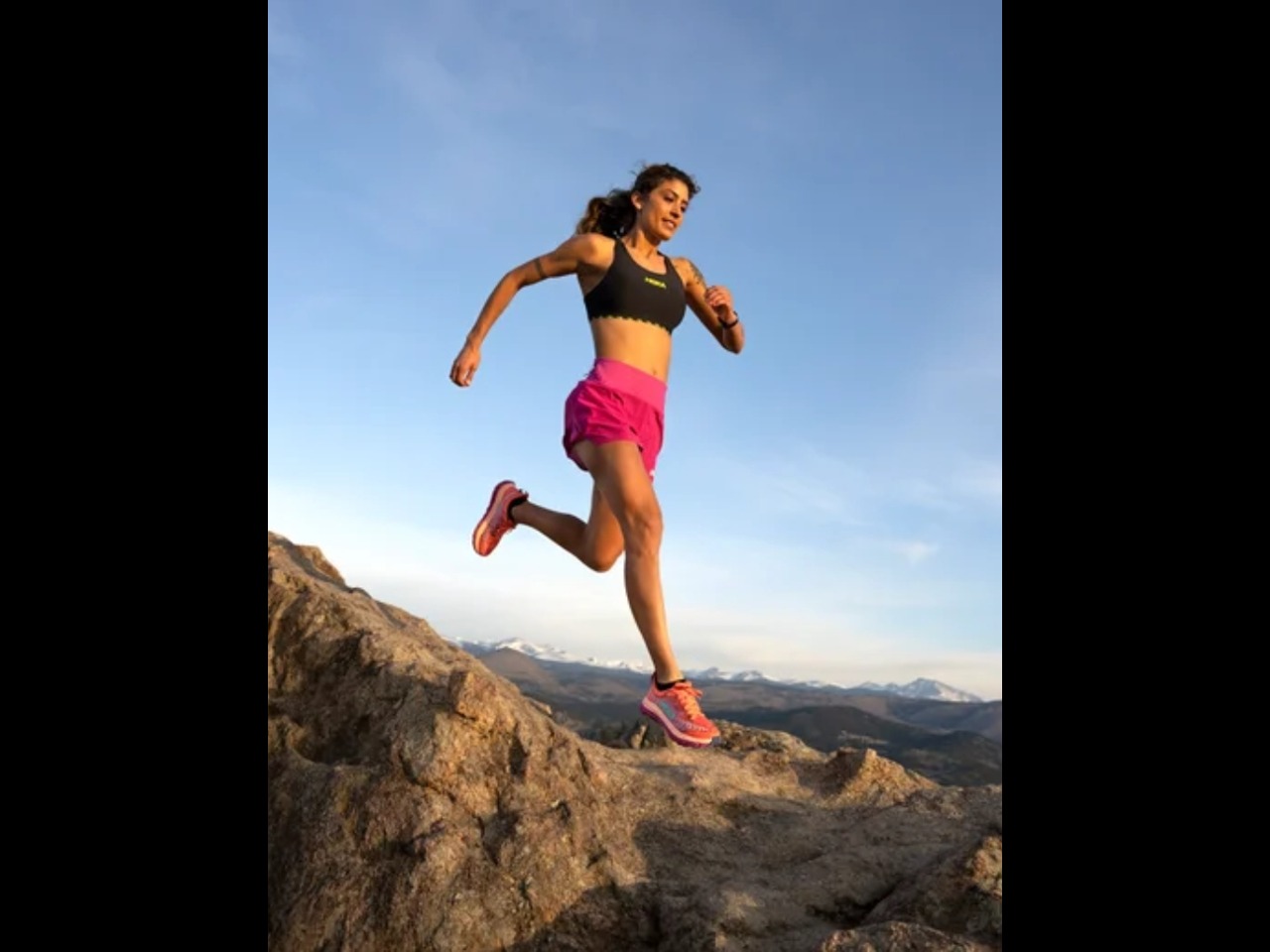 Orang berlari di taman dengan pemandangan indah