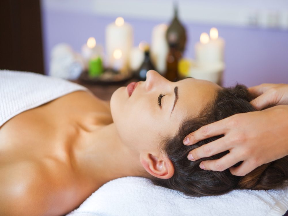 Массаж головы от выпадения волос. Массаж головы. Массаж головы схема. Сильный массаж головы. Массаж лица и головы.