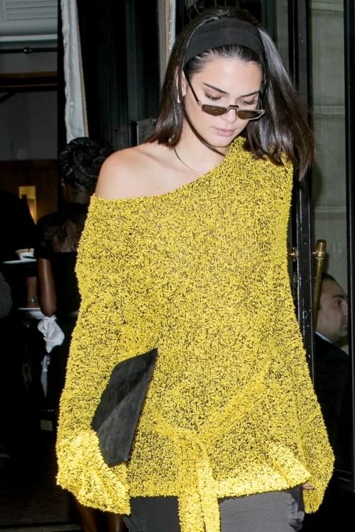 Ngetren Lagi, Ini Dia Penampilan Seleb dengan Headband ala Tahun 90-an