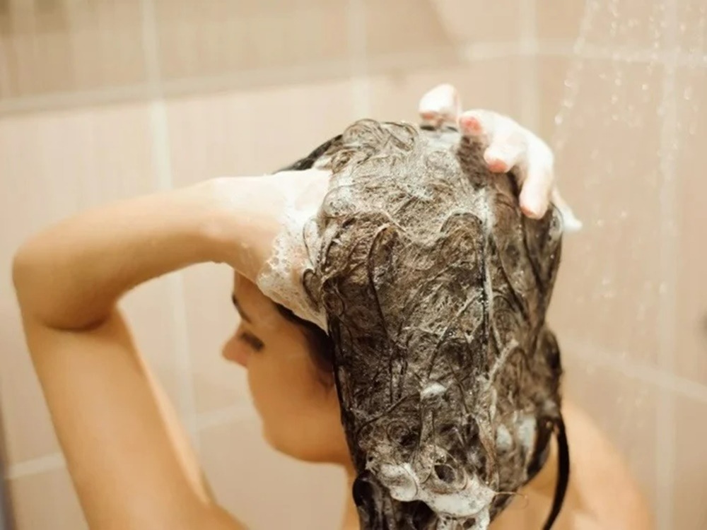 7-tips-merawat-rambut-kering-dan-frizzy-dari-pakar-rambut