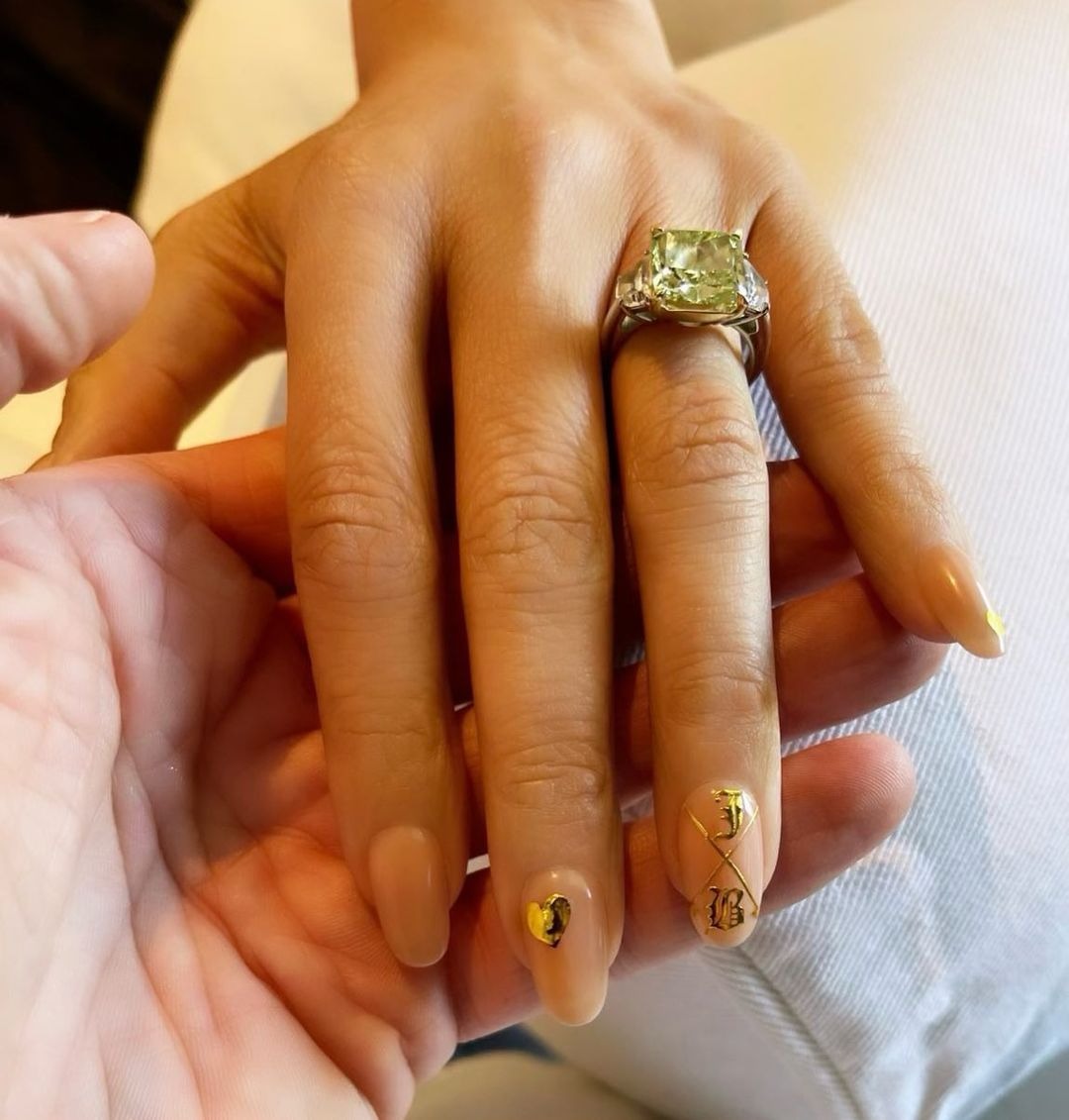 Seleb Hollywood yang Menggunakan Inisial Pasangan di Nail Art
