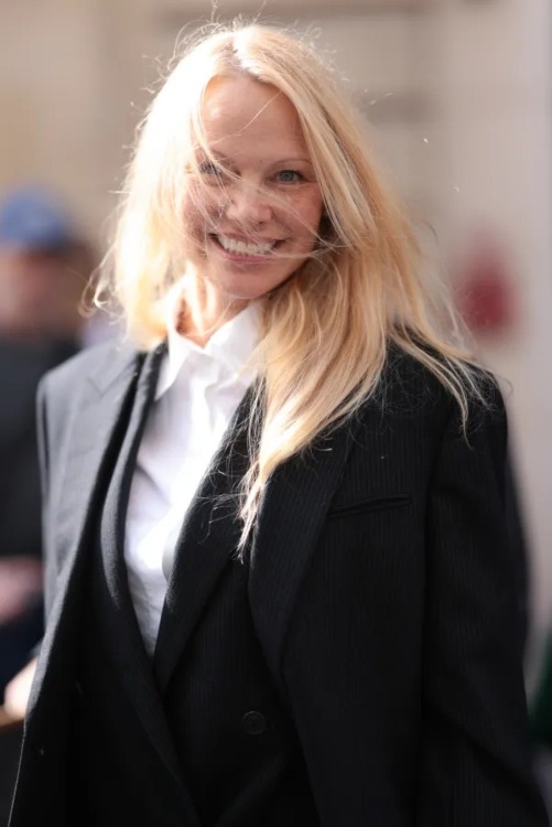 Potret Pamela Anderson yang Tampil Glowing Tanpa Makeup