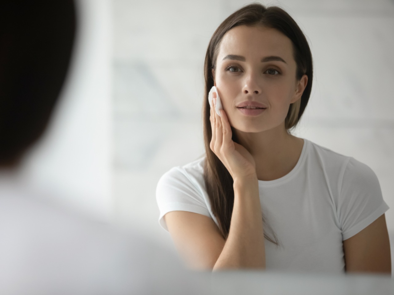 Micellar Water vs Cleansing Oil, Mana yang Pas Buatmu? Beauty Journal