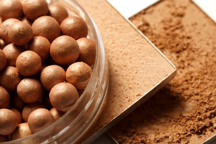 Cara Menggunakan Bronzer untuk Nampak Lebih Ramping