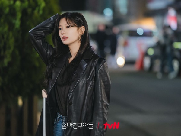 Inspirasi Office Look ala Jung So-min di Drama Love Next Door ...