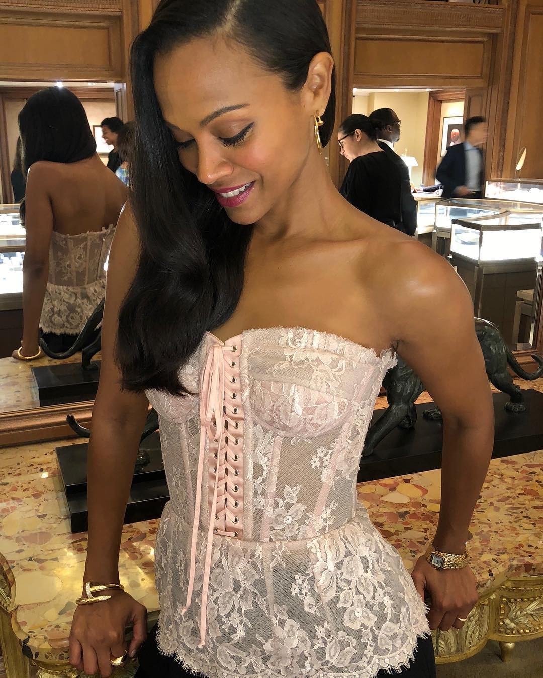 Dari Natural hingga Bold, Berikut Inspirasi Makeup Zoe Saldana yang
