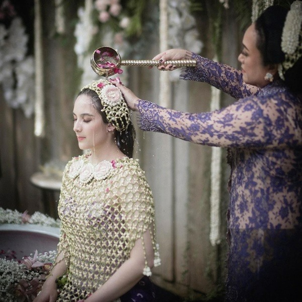 makna-upacara-siraman-adat-jawa-yang-dlakukan-chelsea-islan