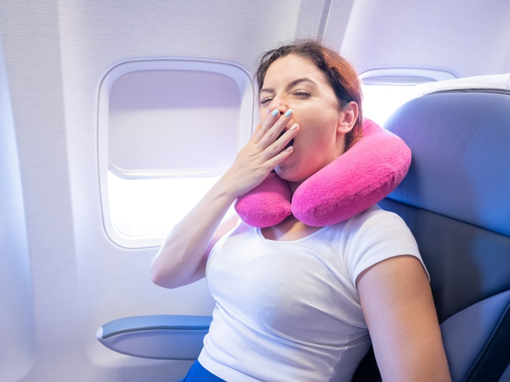 penyebab-dan-cara-mengatasi-telinga-berdengung-saat-naik-pesawat
