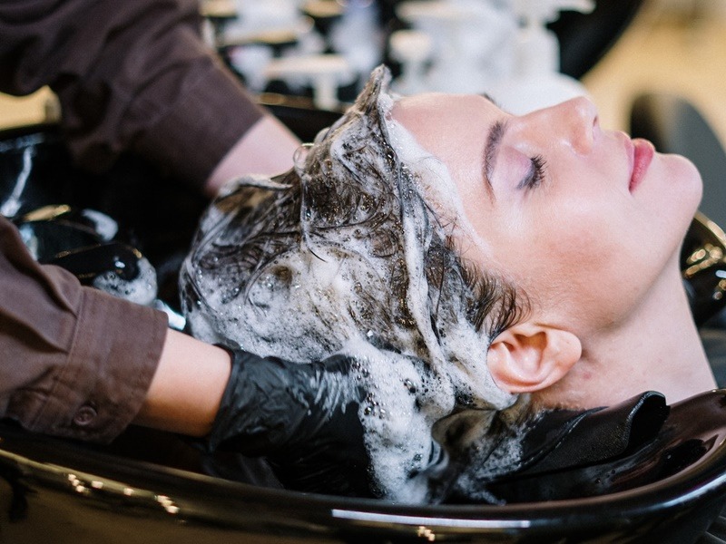 keramas sebelum potong rambut