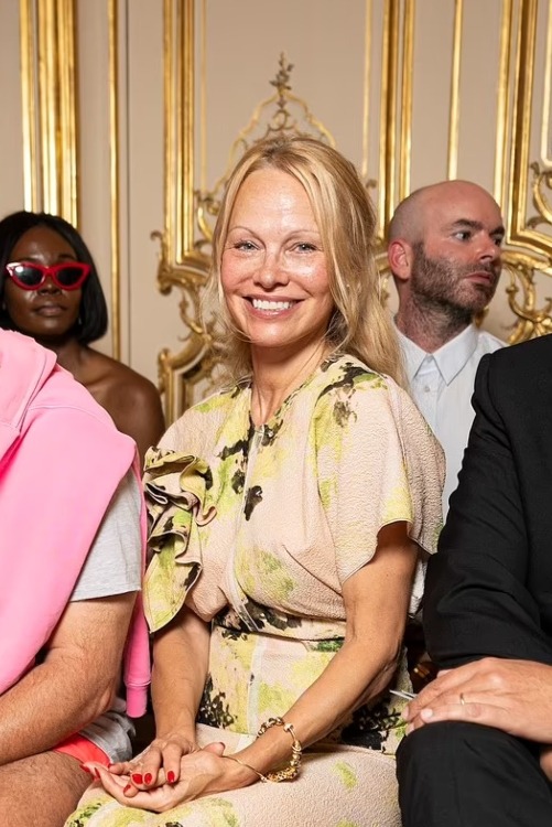 Potret Pamela Anderson yang Tampil Glowing Tanpa Makeup