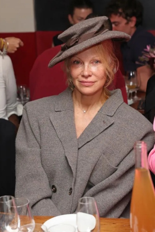 Potret Pamela Anderson yang Tampil Glowing Tanpa Makeup
