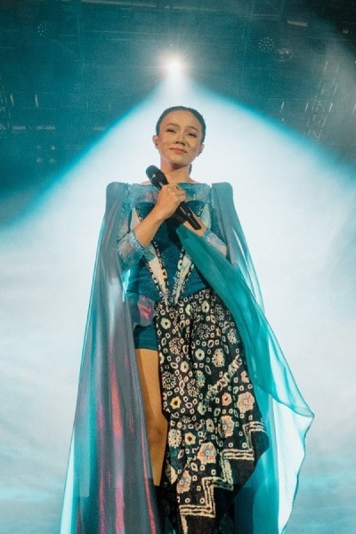 inspirasi-batik-dan-kebaya-ala-yura-yunita