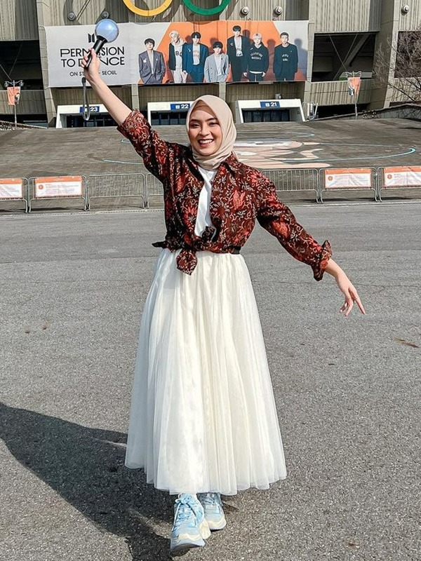 inspirasi-outfit-batik-nonton-konser-smtown