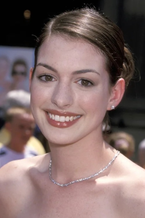 Transformasi Penampilan Anne Hathaway