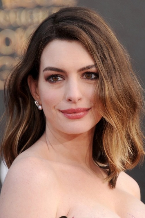 Transformasi Penampilan Anne Hathaway