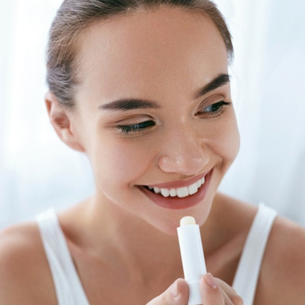 tips-memakai-lipstik-merah-untuk-makeup-natural