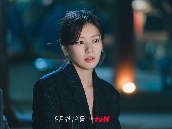 Inspirasi Office Look ala Jung So-min di Drama Love Next Door ...