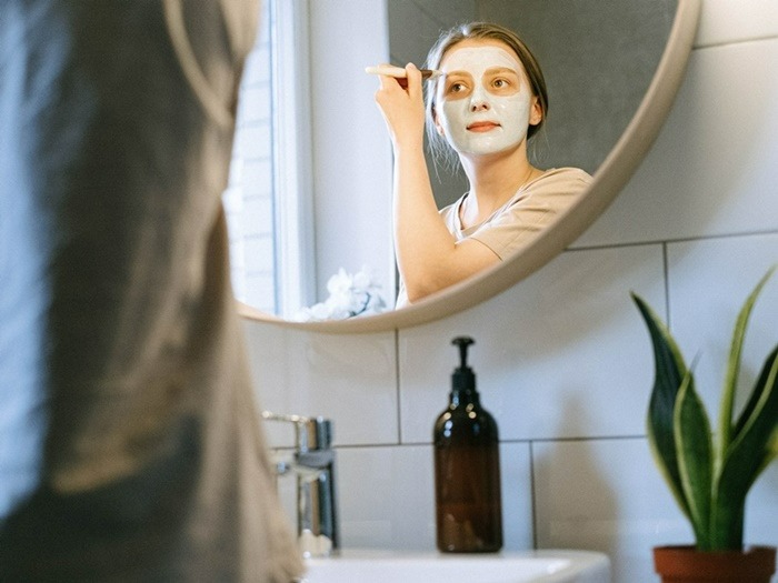 10-kesalahan-memakai-masker-wash-off