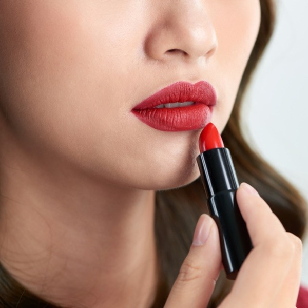 tips-memakai-lipstik-merah-untuk-makeup-natural