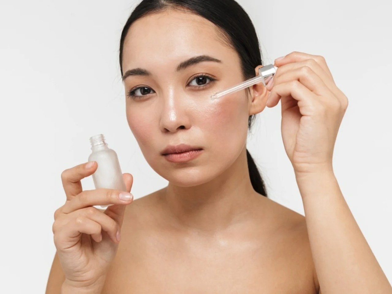 Отличие сыворотки от эмульсии. Корейское очищение кожи лица. Этапы ухода за кожей лица сыворотка. Эссенция когда наносить. Тонер эмульсия сыворотка порядок нанесения.