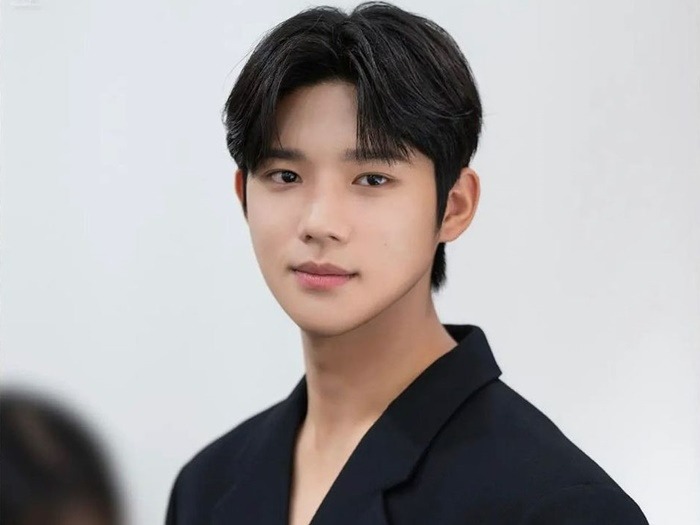 moon-sang-min-pemeran-pangeran-agung-seongnam-drama-under-the-queens-umbrella