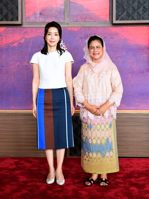 5-potret-cantik-kim-keon-hee-ibu-negara-korea-selatan