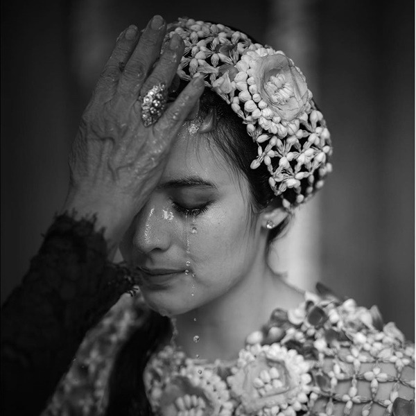 makna-upacara-siraman-adat-jawa-yang-dlakukan-chelsea-islan