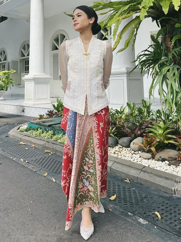 inspirasi-outfit-batik-nonton-konser-smtown