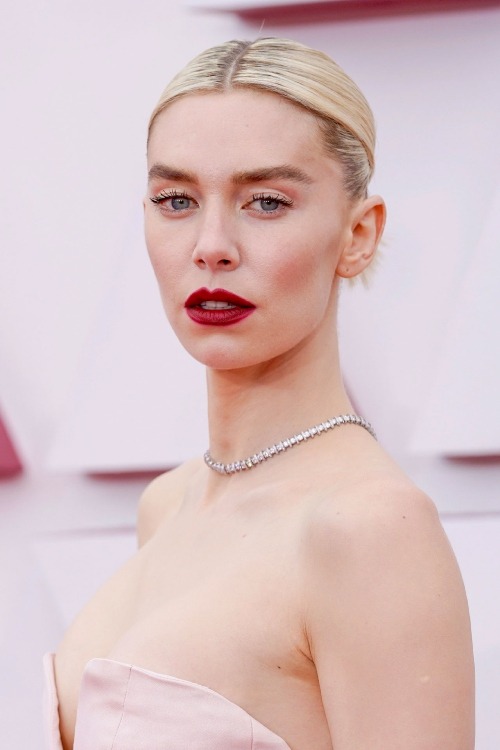 Pesona Kecantikan Vanessa Kirby