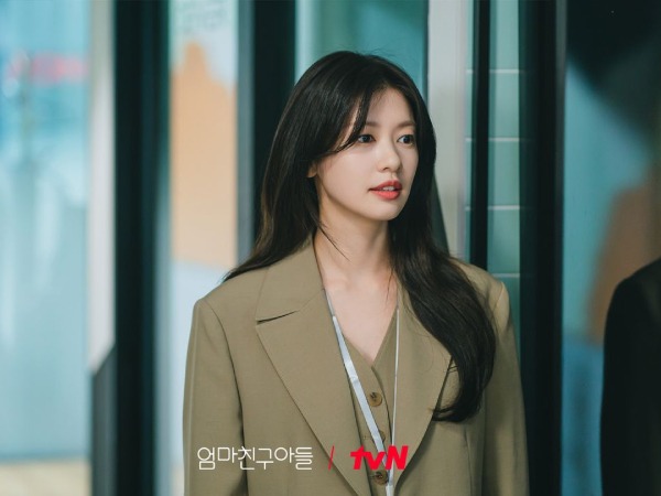 Inspirasi Office Look ala Jung So-min di Drama Love Next Door ...
