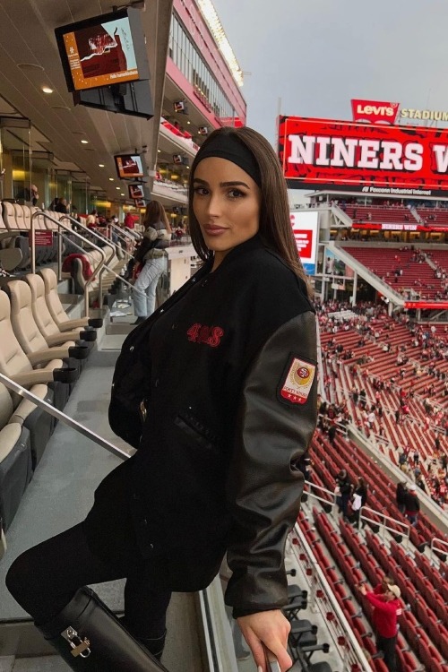 Ngetren Lagi, Ini Dia Penampilan Seleb dengan Headband ala Tahun 90-an