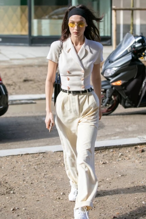 Ngetren Lagi, Ini Dia Penampilan Seleb dengan Headband ala Tahun 90-an