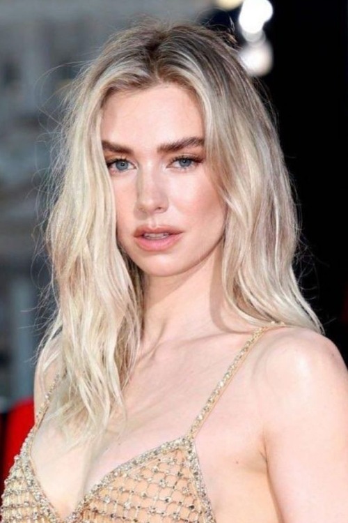 Pesona Kecantikan Vanessa Kirby