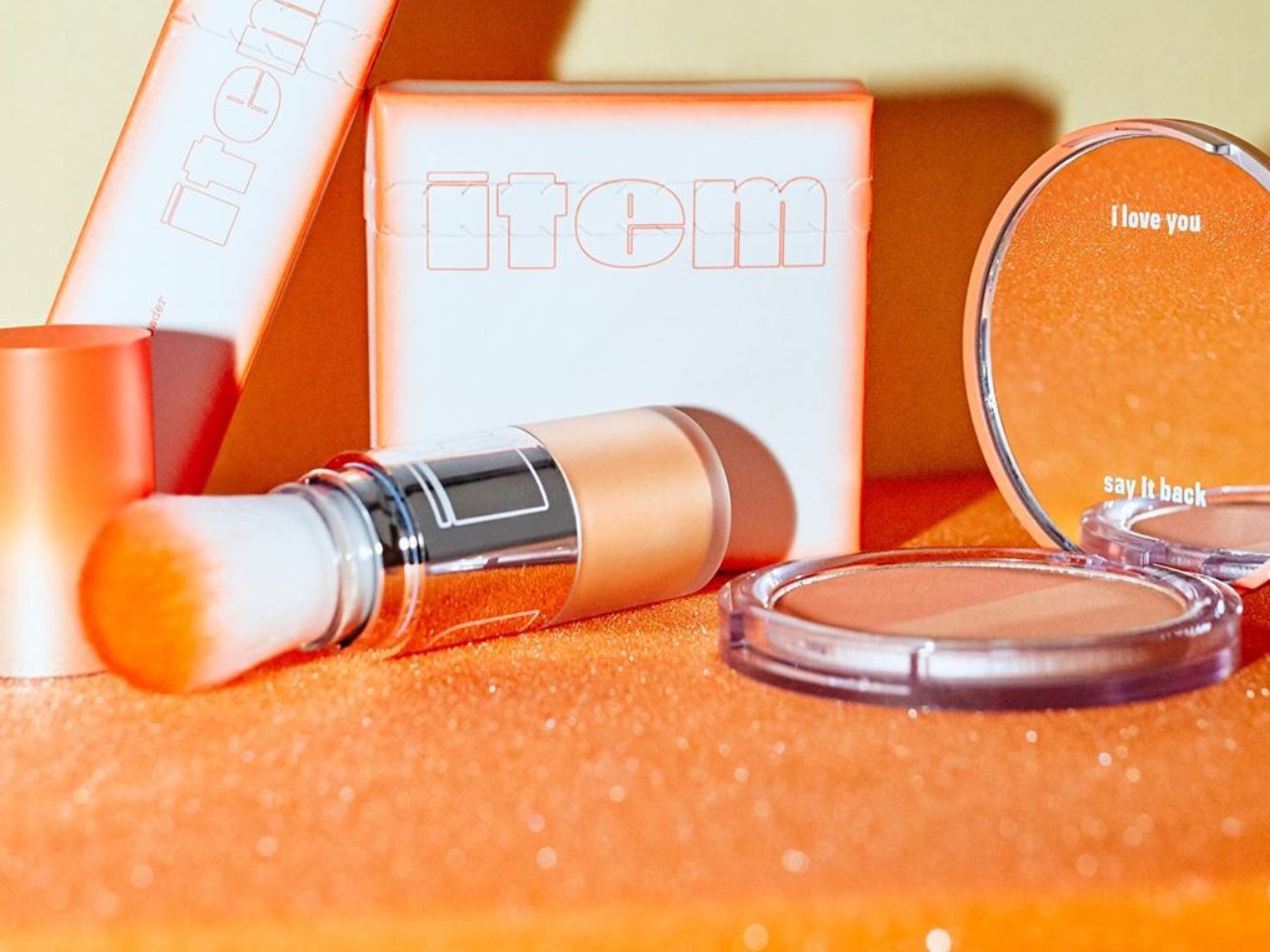 Rangkaian Produk Makeup Item Beauty Milik Addison Rae yang Menarik ...
